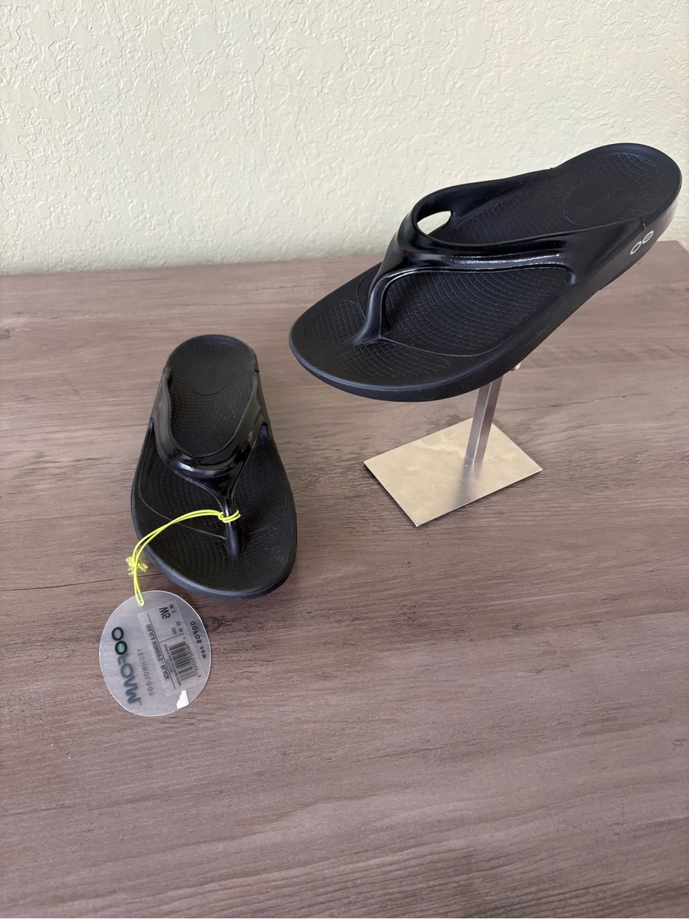 NWT OOFOS OOlala Black Recovery Flip Flops Women’s Size 5 OOfoam Comfort
